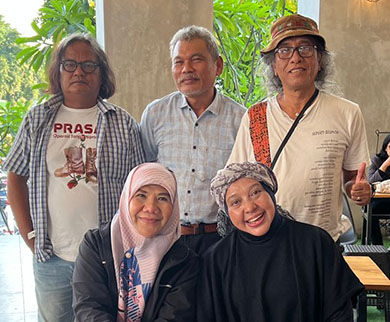 Dari kiri-ke kanan: (berdiri) Yon Bayu Wahyono. Ismail Lutan, Fikar W Eda. (duduk) :Helvy Tiana Rosa (Ketua Bidang Sastra HSBI), Devie Matahari (Foto BS-HSBI)