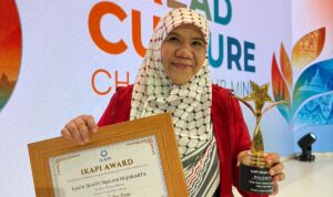 Dr. Helvy Tiana Rosa, S.S., M.Hum. meraih penghargaan Book of the Year dalam ajang IKAPI Awards 2026.