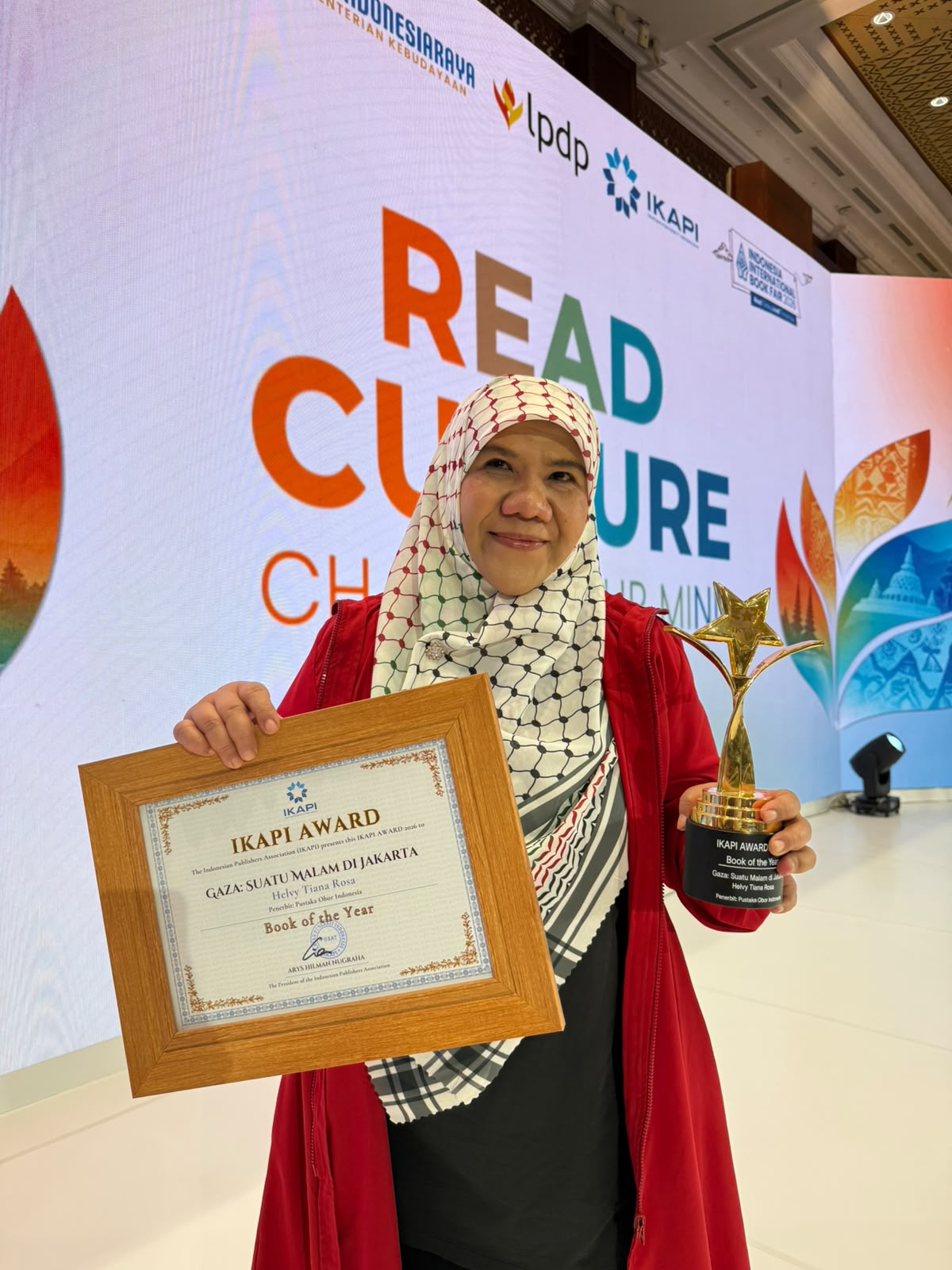 Dr. Helvy Tiana Rosa, S.S., M.Hum. meraih penghargaan Book of the Year dalam ajang IKAPI Awards 2026.